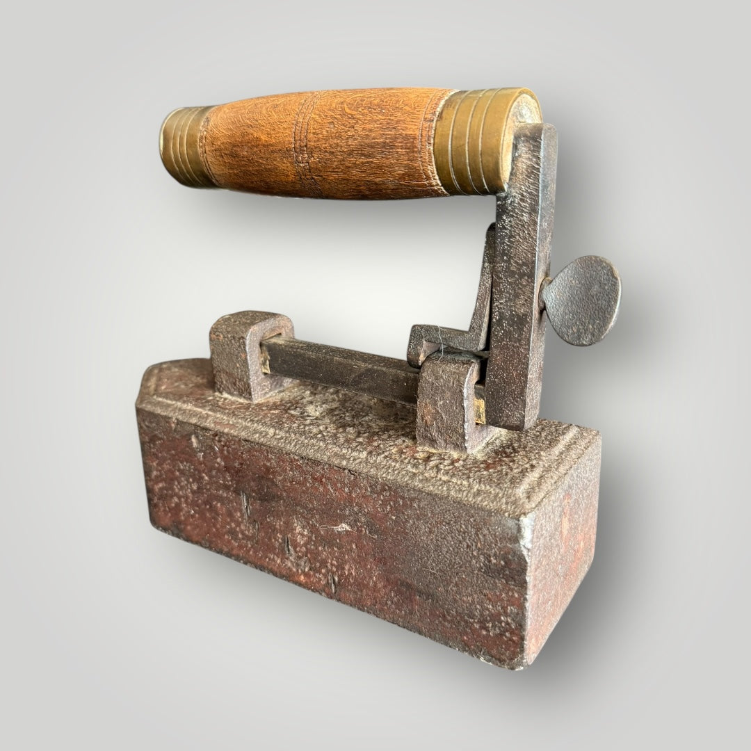 Fer à repasser ancien en fonte – Poignée bois | Objet déco vintage authentique