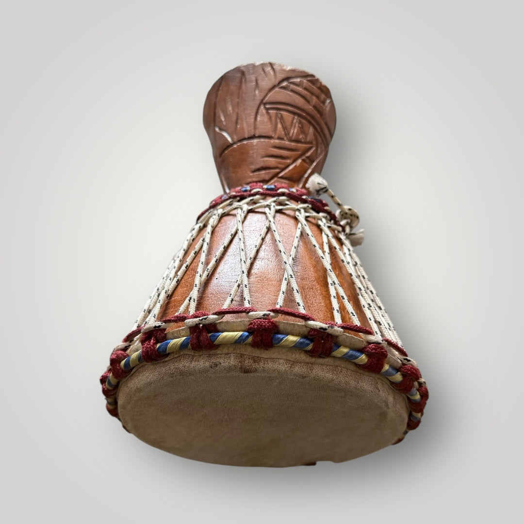 Djembé artisanal africain – 39 cm et 24 cm de diamètre | Bois sculpté & corde tressée