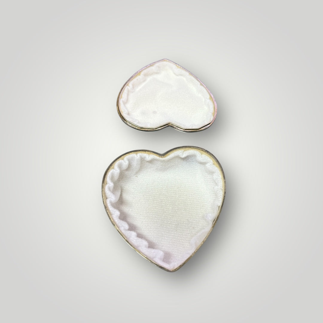 Petite boîte en métal en forme de cœur