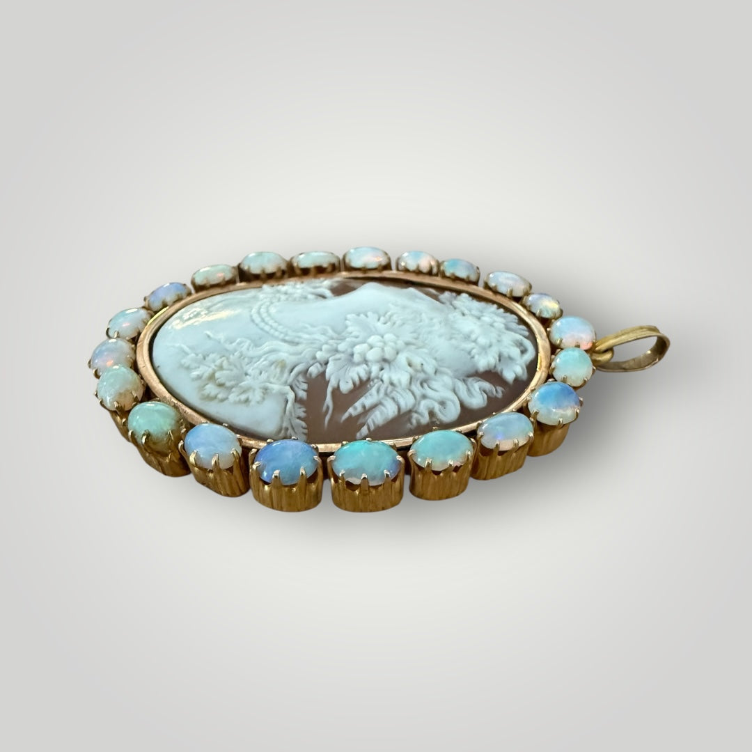 Pendentif Camée Ancien – Or & Opales (29.2 g)