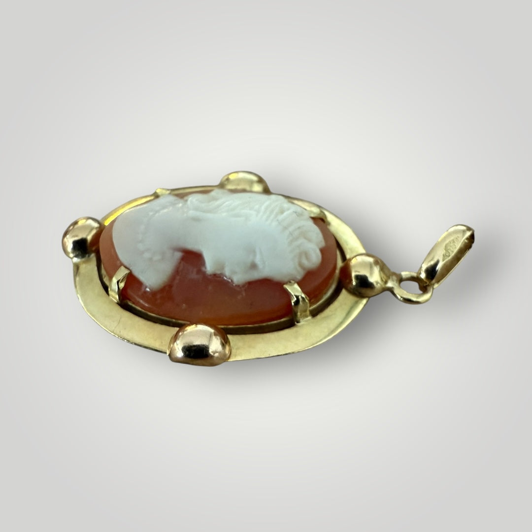 Petit Pendentif Camée Ancien – Or 18 Carats 2x2,5cm
