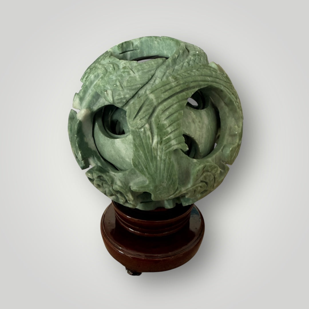 Sphère en Jade Sculpté 8 couches – 16 x 21 cm (avec socle) – 2,5 kg