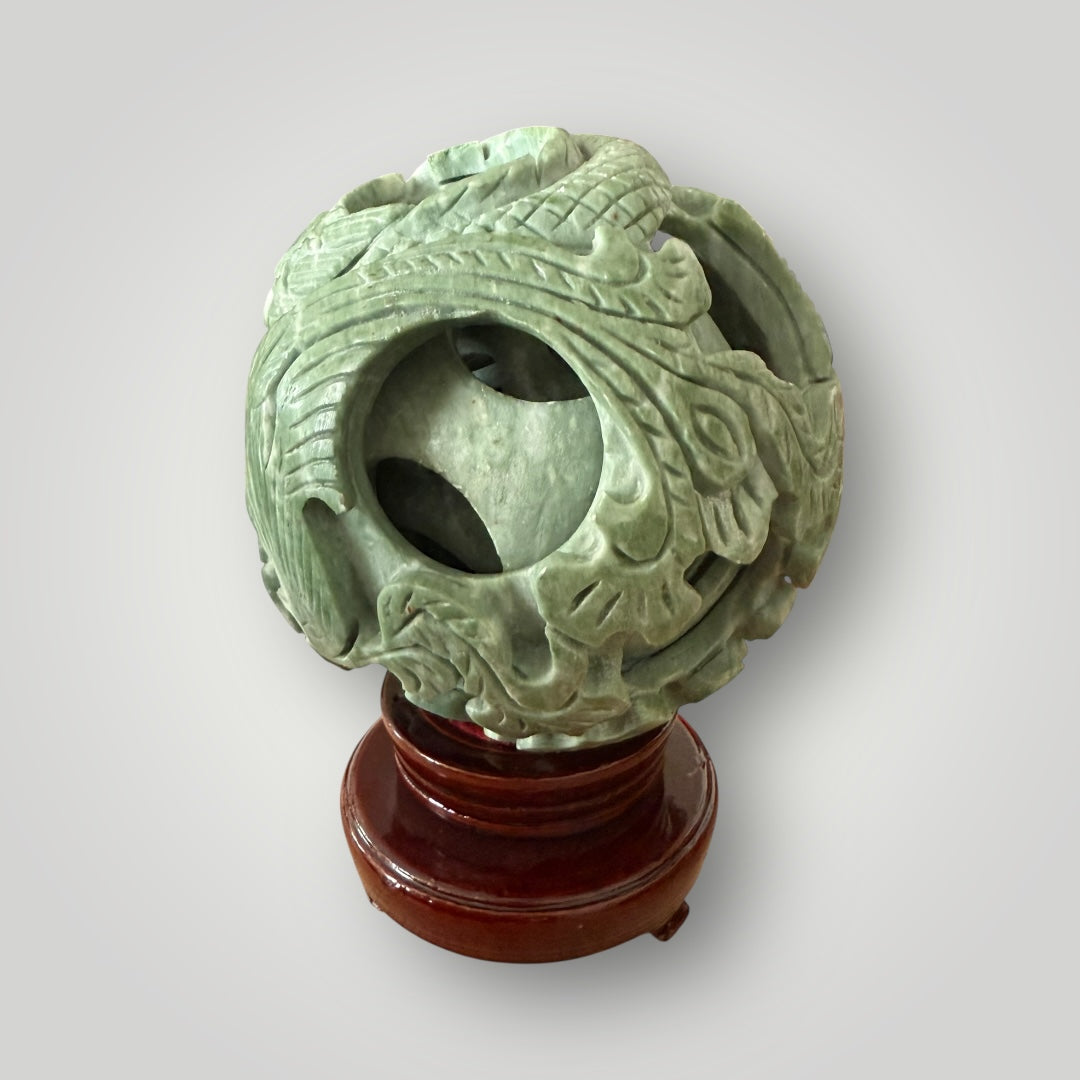 Sphère en Jade Sculpté 8 couches – 16 x 21 cm (avec socle) – 2,5 kg