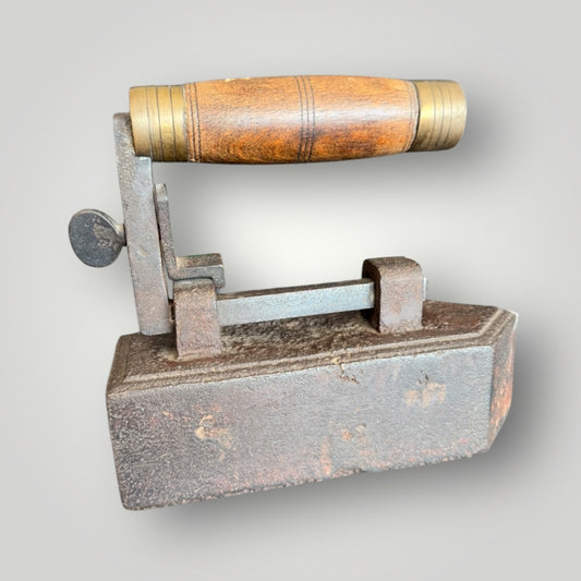 Fer à repasser ancien en fonte – Poignée bois | Objet déco vintage authentique