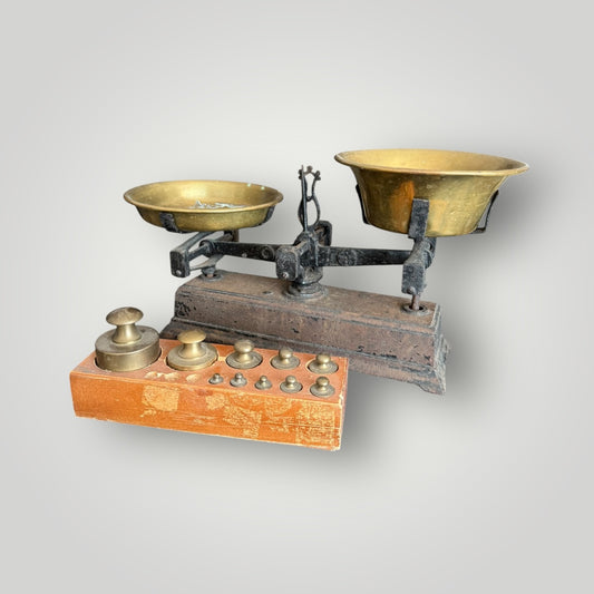 Balance ancienne à plateaux en laiton + jeu de poids – Objet déco ou collection