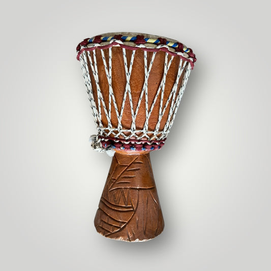 Djembé artisanal africain – 39 cm et 24 cm de diamètre | Bois sculpté & corde tressée