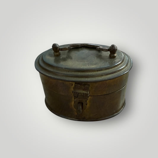 Petite boîte ancienne en laiton – 5,5 x 9 cm
