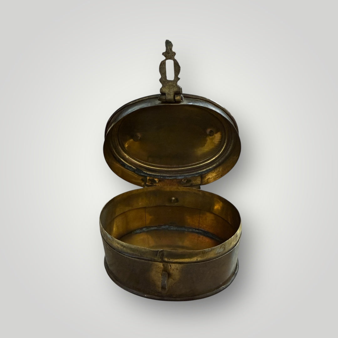 Petite boîte ancienne en laiton – 5,5 x 9 cm