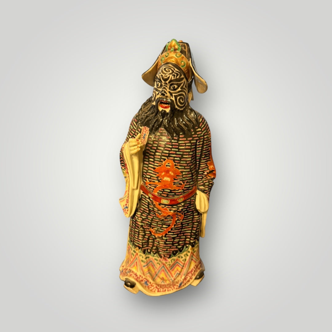 Figurine asiatique en céramique – Personnage en robe décorée