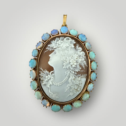 Pendentif Camée Ancien – Or & Opales (29.2 g)