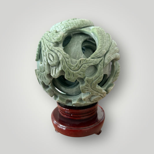 Sphère en Jade Sculpté 8 couches – 16 x 21 cm (avec socle) – 2,5 kg